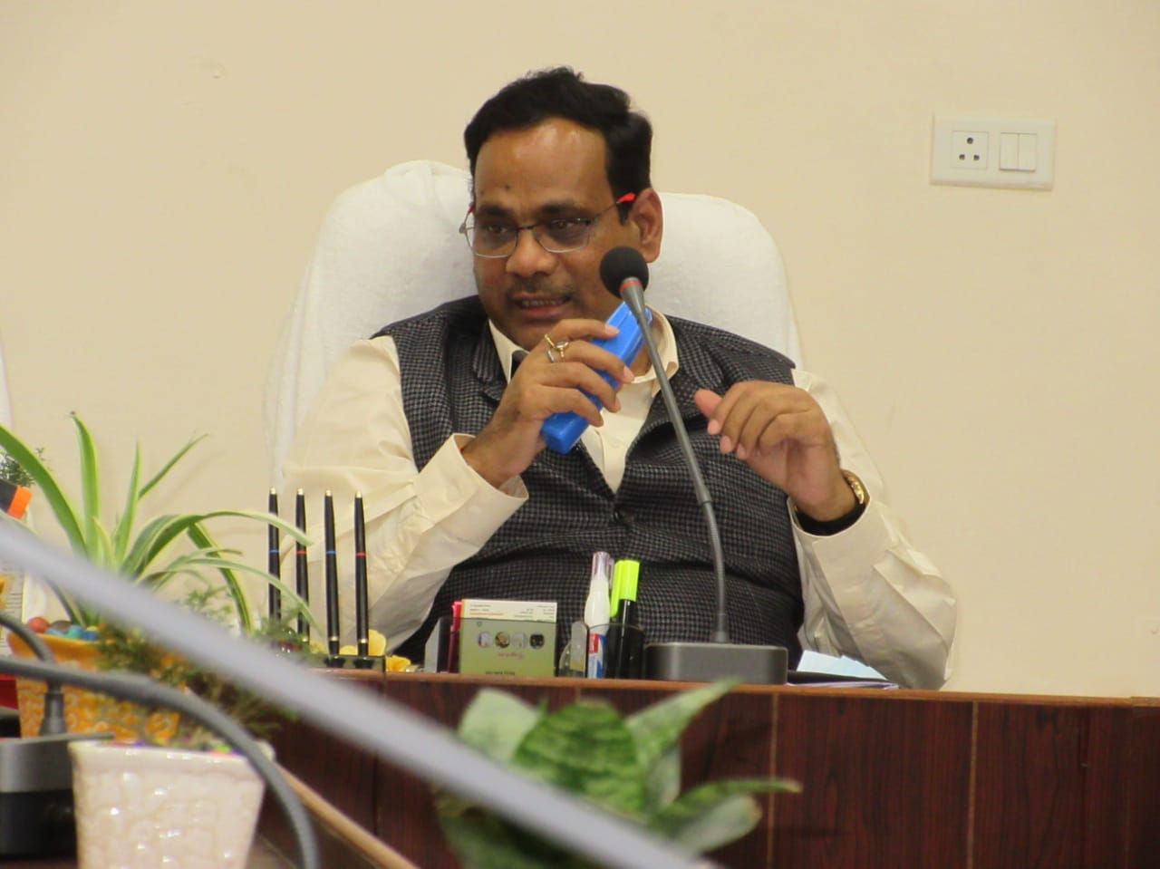 शाहजहाँपुर में जिलाधिकारी ने आगामी विपणन वर्ष 2022-23 के लिये गेहूँ खरीद की तैयारी के लिये महत्वपूण निर्देश दिये